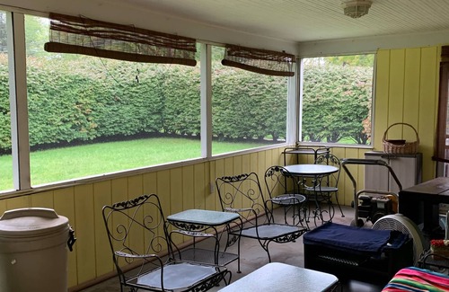 Maple Hill House | West Hartford furn. rm pvt bth. near UHART, CIGNA & dwtn Hartford all hospitals