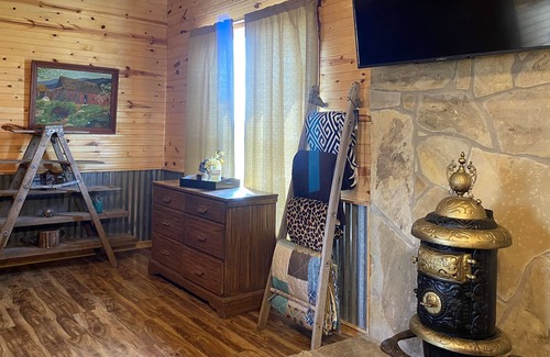 Oscar Cabin | West Haven Cabins - quiet country setting BLUE