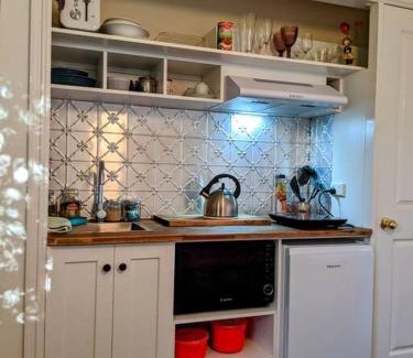 West Hobart Apartment | West Hobart self contained 2 bedroom studio walk to town