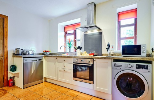 Bridgend of Lintrathen Cottage | WEST LODGE, pet friendly, character holiday cottage in Kirriemuir