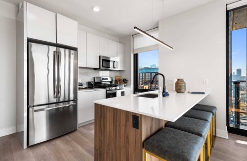 West Loop Apartment | West Loop Balconied 2BR for Upscale Tours