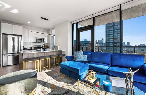 West Loop Apartment | West Loop Balconied 2BR for Upscale Tours