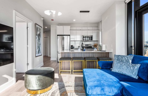 West Loop Apartment | West Loop Balconied 2BR for Upscale Tours