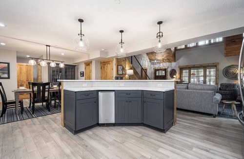 Oakland House | West Oak: New home, 3 suites, hot tub, boat slip, outdoor fireplace
