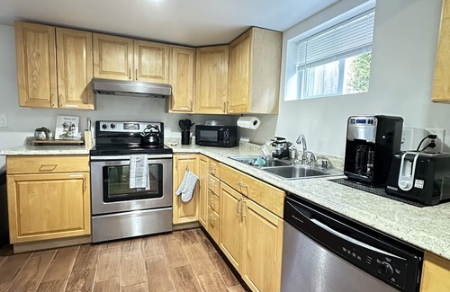 Fairmount Park House | West Seattle Suite! 2 BDRMS, FREE Parking!