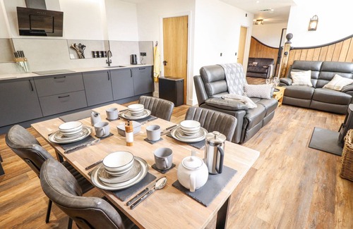 Retford Cottage | WEST STABLE, character holiday cottage, with open fire in Retford
