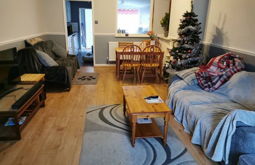 Dover House | West Stret Retreat.nnCozy 2 bedroom house near shops and train station.