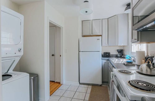 Jefferson Park Avenue House | Westerly Haven B: Walk to Scott Stadium!