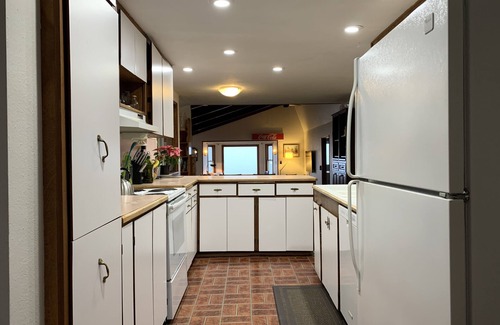 Victor House | Western facing waterfront property - kids and pets welcome!