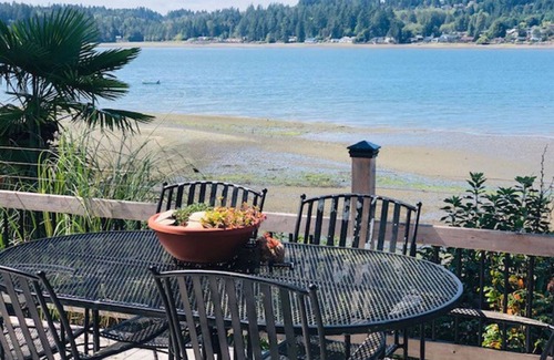 Victor House | Western facing waterfront property - kids and pets welcome!