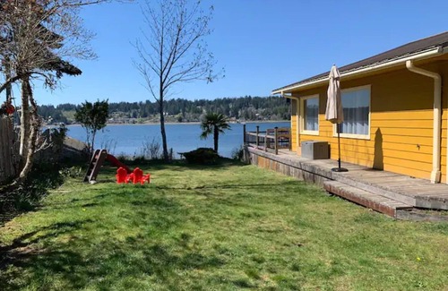 Victor House | Western facing waterfront property - kids and pets welcome!