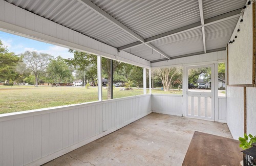 Southeast Houston Apartment | Western Studio w/private patio 5 min from Hobby Airport!