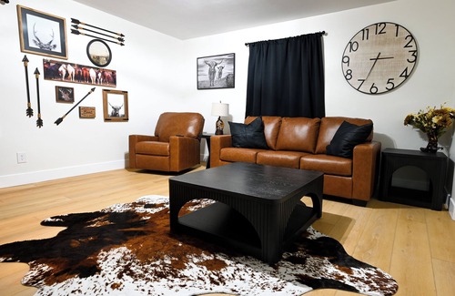 Liberty Apartment | Western-Themed Suite with Full Bath & Kitchenette – Cozy, Rustic Getaway!