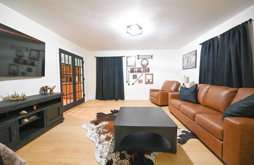 Liberty Apartment | Western-Themed Suite with Full Bath & Kitchenette – Cozy, Rustic Getaway!