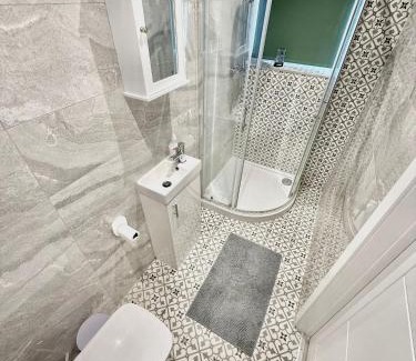 East Acton Apartment | Westfield Shopping Studios - 129 - Chic City Escape