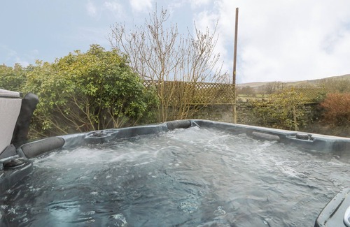 Mickleton Cottage | WESTHOLME, family friendly, with hot tub in Mickleton, Teesdale