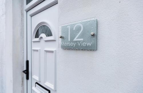 Runcorn Apartment | 'Weston House' Newly Renovated Family and Workspace Business Cosy Home in Runcorn, Cheshire ENTIRE HOUSE