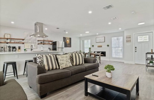 Jefferson House | WeWelcome you to our 4 Bed 2 Full Bath Duplex