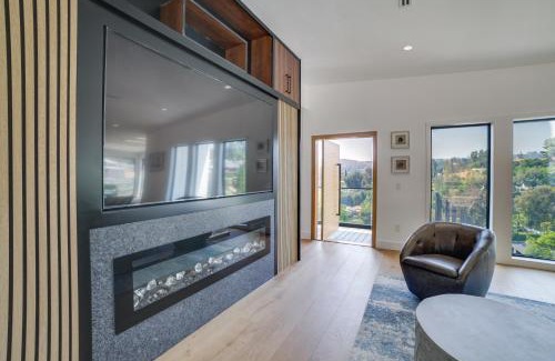 Woodland Hills House | WFH-Friendly Retreat with Views 4 Mi to Calabasas