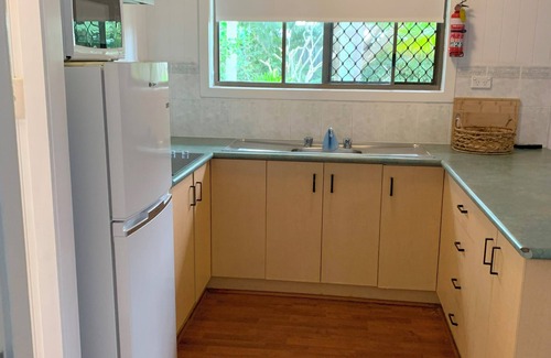 Urangan Cabin | Whale's Tail 1 BR Cabin - 300m to Beach.