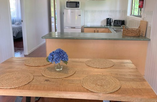 Urangan Cabin | Whale's Tail 1 BR Cabin - 300m to Beach.