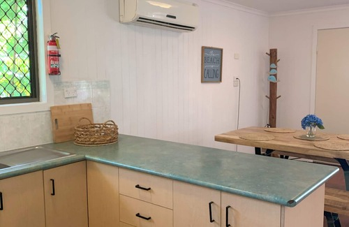 Urangan Cabin | Whale's Tail 1 BR Cabin - 300m to Beach.