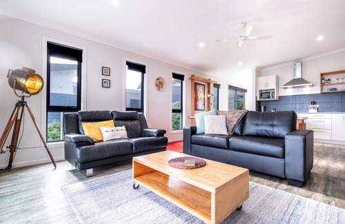 Coles Bay Apartment | Whale Watcher 2 - Freycinet Holiday Houses