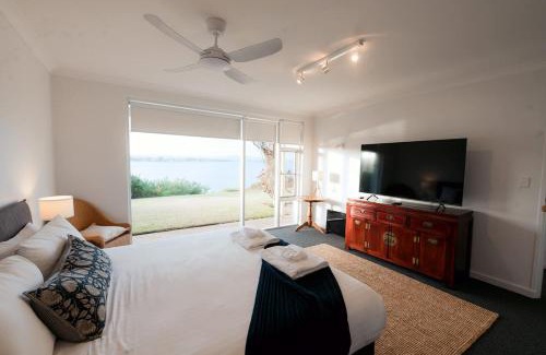 Encounter Bay Villa | Whalers Rest Ocean front Whale watching