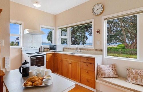 Thames House | Whare Nui on Rennie - Thames Holiday Home