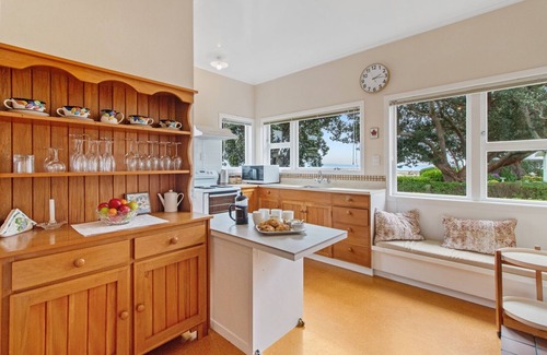 Thames House | Whare Nui on Rennie - Thames Holiday Home