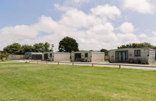 Helston House | Wheal Amelia - Free WiFi - Parking - Pet Friendly - On-site Activities