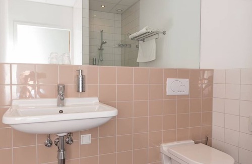 Deurne Hotel | Where Comfort Meets Nature—Perfect for a Relaxing Getaway! Free Parking, Dining!