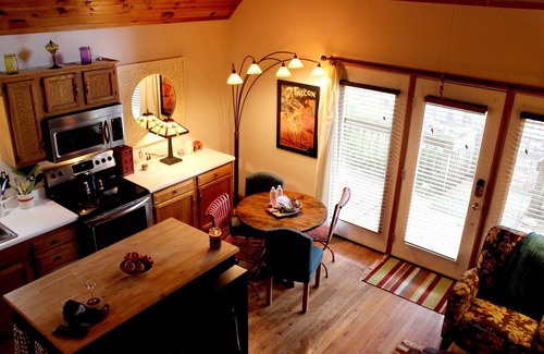 Damascus House | Whimsy on the Wood, Pet friendly, walking distance to VA Creeper and the A.T.