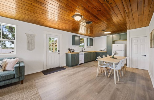 Madill Cabin | Whispering Oak Cabin- LAKEFRONT getaway with a Jacuzzi in Texoma Shores Resort