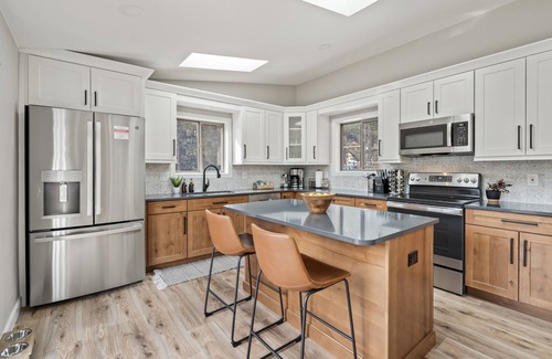 Bailey House | Whispering Pines Hot Tub MTN Views Treehouse Hikes Pet Friendly WiFi200+ Games