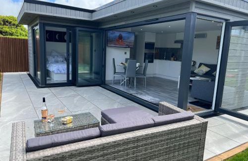 Peacehaven House | Whispering Waves Guest house, Brighton-8 mins, Guests 4, Beachfront, Free parking, WiFi, Kitchen and AC
