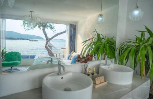 Koh Lan Hotel | White Beachfront Pool Villa Koh Larn