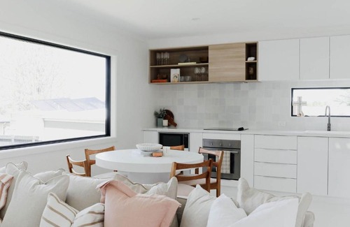 Inverloch House | White Coastal Retreat