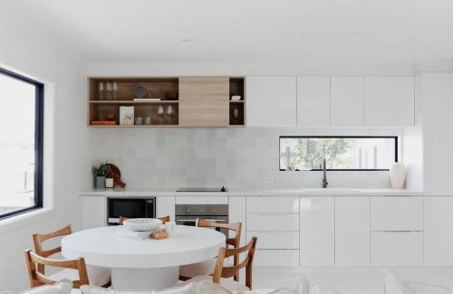 Inverloch House | White Coastal Retreat