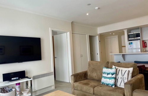 Hotham Heights Apartment | White Crystal 109- ski-in ski-out