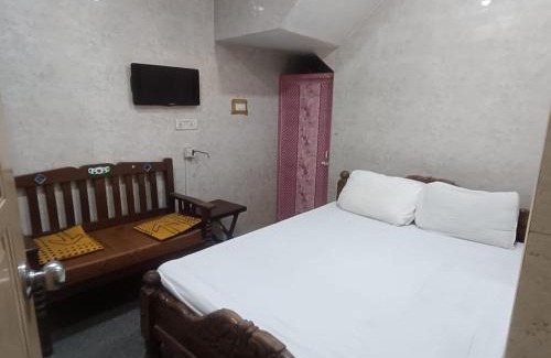 Egmore Hotel | White Guest House