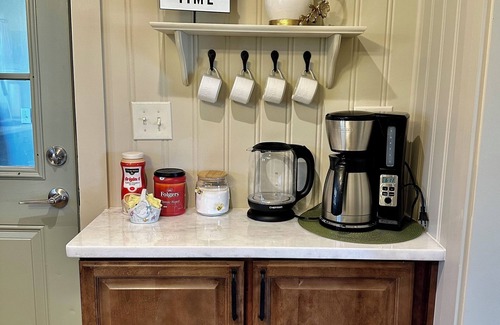 Greeneville Cottage | White Little Cottage-Newly renovated-Pets-Family