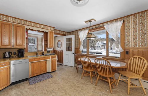 Warren House | White Mountain Escape-All Season Family and Kids Friendly Vacation House