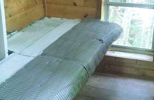 Warren Cabin | White Mountain riverside Treehouse