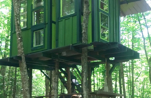 Warren Cabin | White Mountain riverside Treehouse