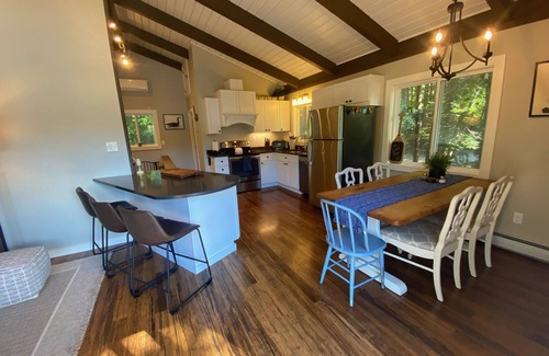 Eidelweiss Village Ski Chalet | White Mountains Waterfront Chalet w/Private Beach