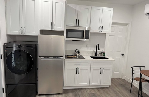 Compton Apartment | White Pearl Studio