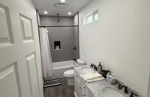 Compton Apartment | White Pearl Studio