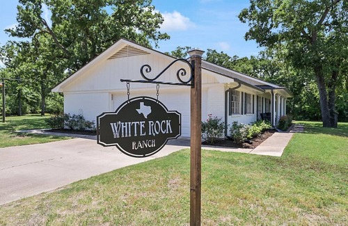 Wellborn House | White Rock Ranch - Beautiful Getaway Near the City