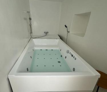 Ios Apartment | White Sand Jacuzzi Suite